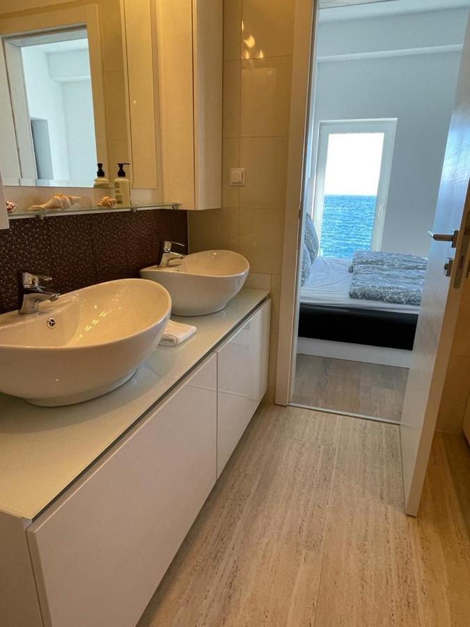 Apartment First Row To The Sea