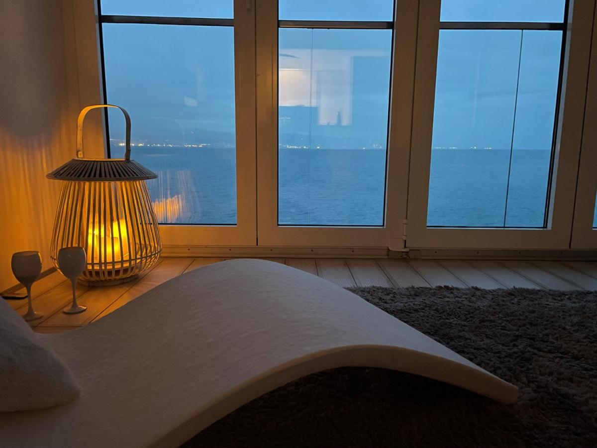 Apartment First Row To The Sea *