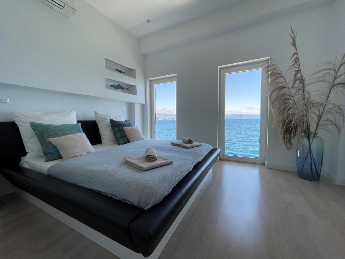 Apartment First Row To The Sea *